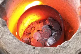 外国小哥熔炼1000个硬币看看有多重视频封面