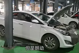 相当经典的韩系车，现代朗动，虽然是电喷发动机但很省油，口碑好视频封面