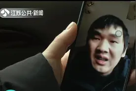 一家三口困在高速路，年轻父亲急哭：我车牌和身份证是湖北籍的！视频封面