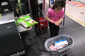 政府发放的消费券不知道咋用而发愁，小伙碰运气去超市看能用不？