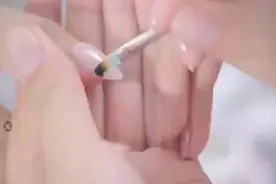 顾客的指甲盖断了，美甲师给她修了一个中国风的美甲，太惊艳了