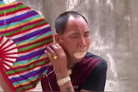 刘飞，六年练成的口吞锯末吐火绝技，外媒都在报导，神奇