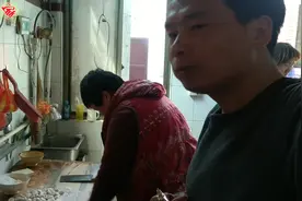 人家吃饺子就蒜，我吃饺子就果子，哈哈，妈妈包饺子就是好吃视频封面