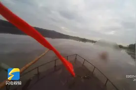 临沂：男子潜入沂河野游体力不支被困河内 公安紧急救援图片