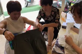 农村媳妇逛街买衣服，老板娘送了一堆不穿的衣服，直嫌太浪费视频封面