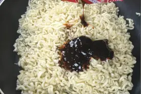 火鸡面的正确吃法，10个人9个人做错了，酱爆确实够辣，学会了吗