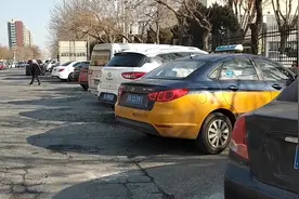 实拍北京实时新规快三个月了，看看五环外，外地车停放的情况，