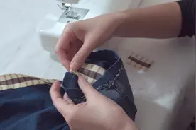 牛仔裤整体瘦小不合身？裤腿拆开缝2个长条布，改后合身又好看