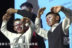 这群外国小朋友爱上了中国京剧，来看看他们的表演，是不是很专业视频封面