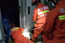 两男孩扒停电梯后被卡电梯井，消防员下到井内救出视频封面
