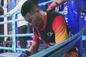 演员“嘎子”谢孟伟上擂台暴揍网红，双方摔出擂台，火花四溅视频封面