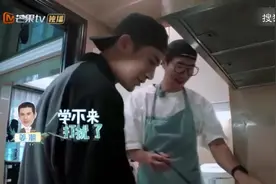 张亮宣布与妻子寇静离婚-将一起抚养孩子视频封面