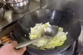 为什么饭店大厨炒菜都是勺子，而很少用锅铲，锅铲不是更方便吗视频封面