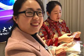 儿媳买了黄金镯子，一高兴又给婆婆买了金戒指，婆媳皆大欢喜视频封面
