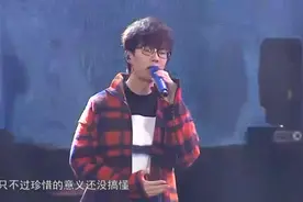 许嵩倾情演唱《平行宇宙》，动情的演绎，对美好爱情的回忆！