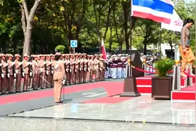 英拉任总理时视察部队，女军官步伐是全程亮点视频封面