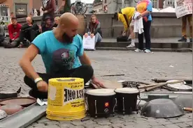 节奏超人！打击乐高手街头出神入化的表演，心中有鼓啥都是鼓！视频封面