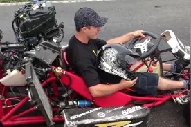 1000cc的小卡丁车和专业跑车比，结果大家都懂得