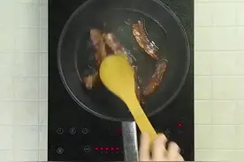 一招解决炒菜被油溅到手上的问题