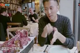 谢霆锋挑战吃零分熟牛排，直接开吃，吃不停！
