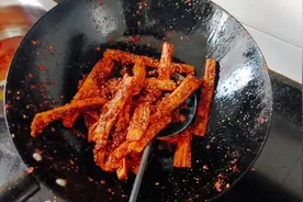 大厨亲自在家做自制辣条，好吃难以抗拒，健康安全又美味！视频封面