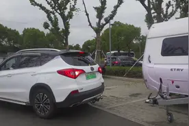 比亚迪宋DM馈电状态，拖一辆拖挂房车能行吗？小伙实测告诉你答案