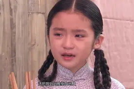 掉在地上的馒头，小女孩花低价钱买下来，给弟弟吃，自己却饿着！视频封面