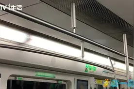 “望杆兴叹”？地铁没拉环 乘客站不稳视频封面