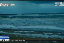 印度海滩再现神秘白色泡沫，像一堆棉花堆在海滩，也不知啥原因视频封面