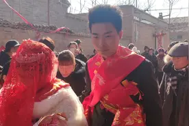 新郎新娘围着红围巾去拜堂，这样的乡村习俗，你知道是啥寓意吗？