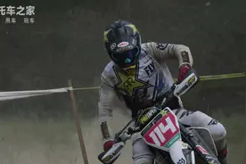 越野摩托车丛林暴力骑行比赛，耐力穿越林道展示自己超高水准