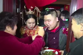 陕西三百多斤的胖子结婚，新娘刚进家，公婆赶紧抱来两假娃娃视频封面