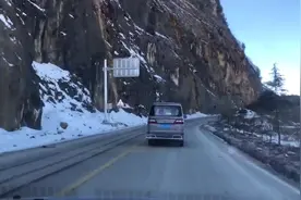 自驾游去香格里拉的路上，到处都是白雪，路段太难走了