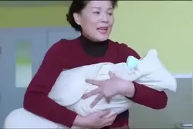 儿媳生完孩子，婆婆第竟一时间拍照发朋友圈，儿媳也不管了视频封面