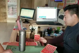 神秘土豪刮一整本刮刮乐一直不出奖 帮他选了几张止损 结果全中