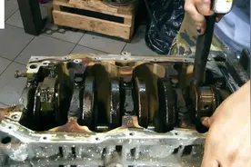 德国大众超级迷你轿车，马球轿车发动机更换活塞视频封面