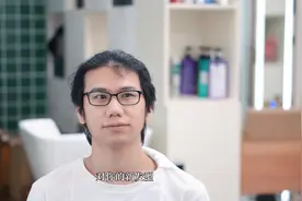 天热啦！不想再留长发的男生剪一款这样的发型，干净帅气易打理