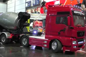 卡车后面拉着一个搅拌大罐子，倒车入库，这操作真准！