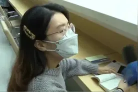 济南市图书馆正式开放，上自习的年轻人居多，每天最多接待1600人