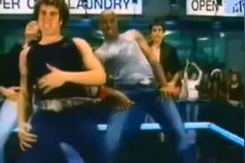 这首当年奥林巴斯相机的广告歌，欢快动感十足，是颇为流行的神曲