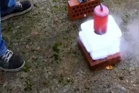 牛人把20斤的铁块烧红，放到零下78度的干冰上，你猜会发生什么？