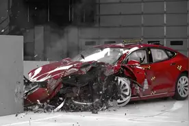 特斯拉Model S电车碰撞测试，车子很坚固，安全系数达到了五星级