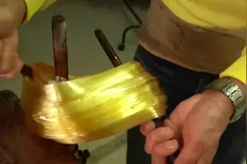 街边小吃：白糖拉糖技巧，你还记得小时候的味道吗