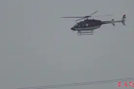 村里的上空飞来一架直升机，不停在空中盘旋，原来是在工作视频封面