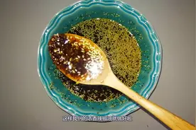 花椒麻椒打成粉和辣椒粉一起炸，拌面，蘸水饺麻辣鲜香，超级好吃