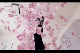 小伙买二手房，擦顶灯时发现房顶藏有巨款，人民币撒了一地视频封面