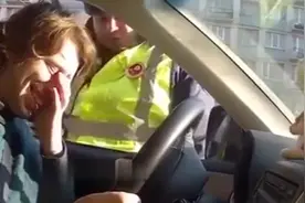 俄罗斯交警查车，交警几乎被车载玩具气死视频封面