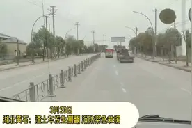 渣土车工地侧翻  消防员破窗救人图片