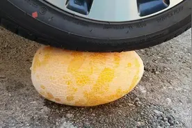 一个冰冻的哈密瓜，居然能撑起车轮的重要，太厉害了视频封面