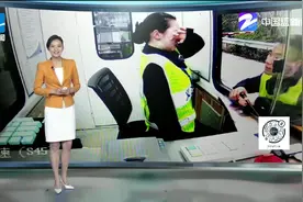 最美微笑！女收费员因高速收费新政策被骂哭，后抹掉眼泪微笑服务视频封面